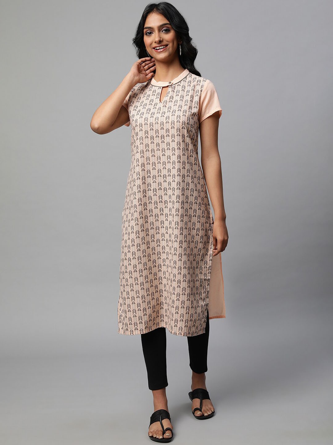 

AURELIA Geometric Printed Keyhole Neck Kurta, Peach