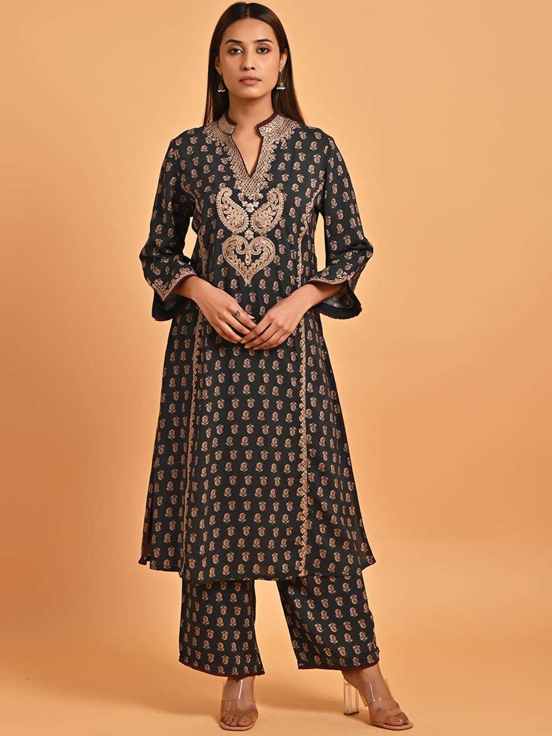 

Lakshita Paisley Printed Mandarin Collar Thread Work Kurta, Grey