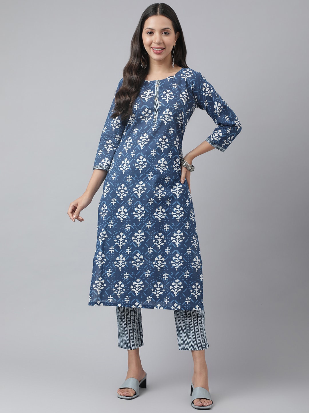 

Kiana Women Blue Floral Printed Regular Pure Cotton Kurta with Trousers, Navy blue