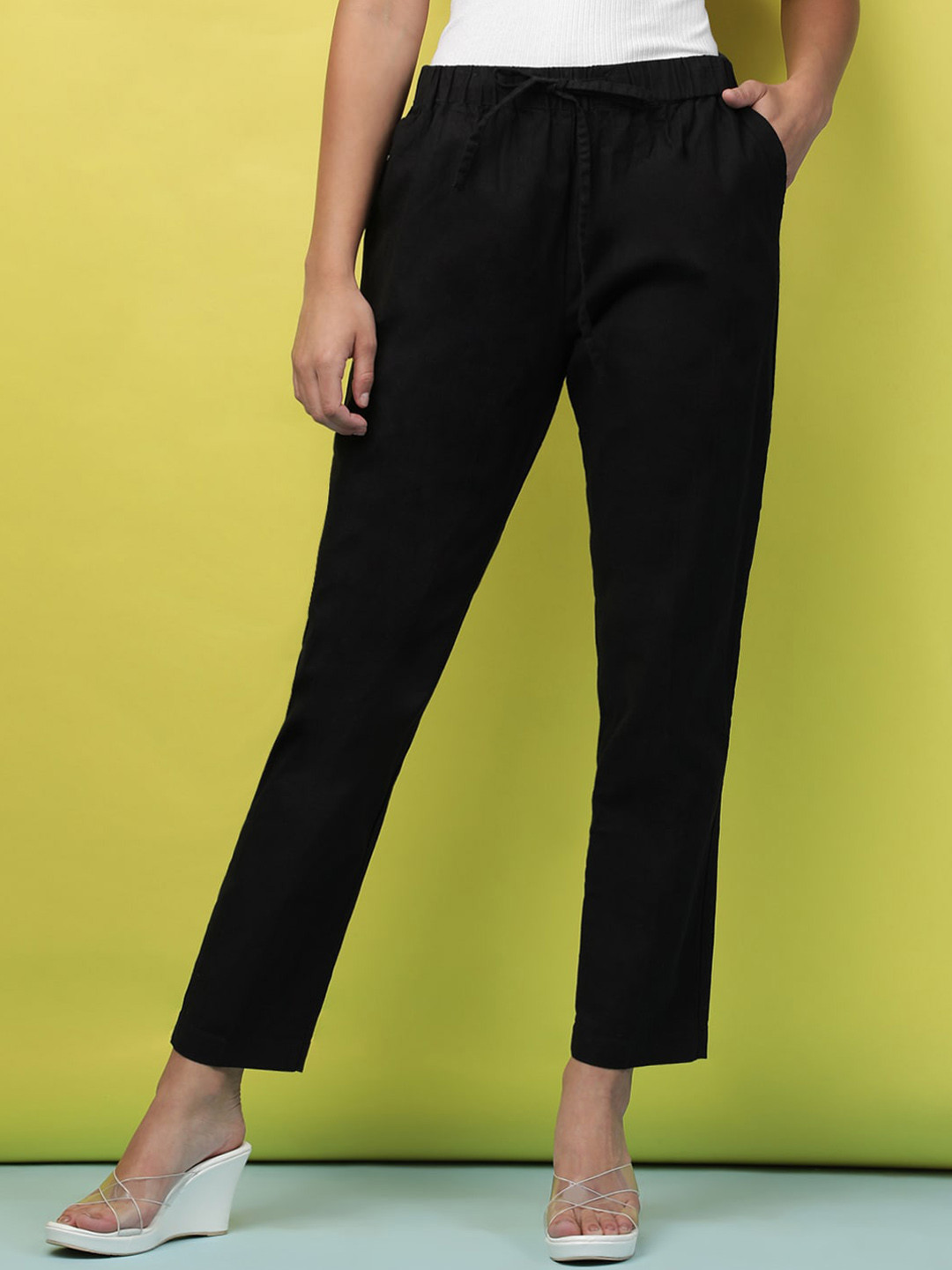 

Freehand Women Mid-Rise Flat-Front Plain Cropped Trouser, Black