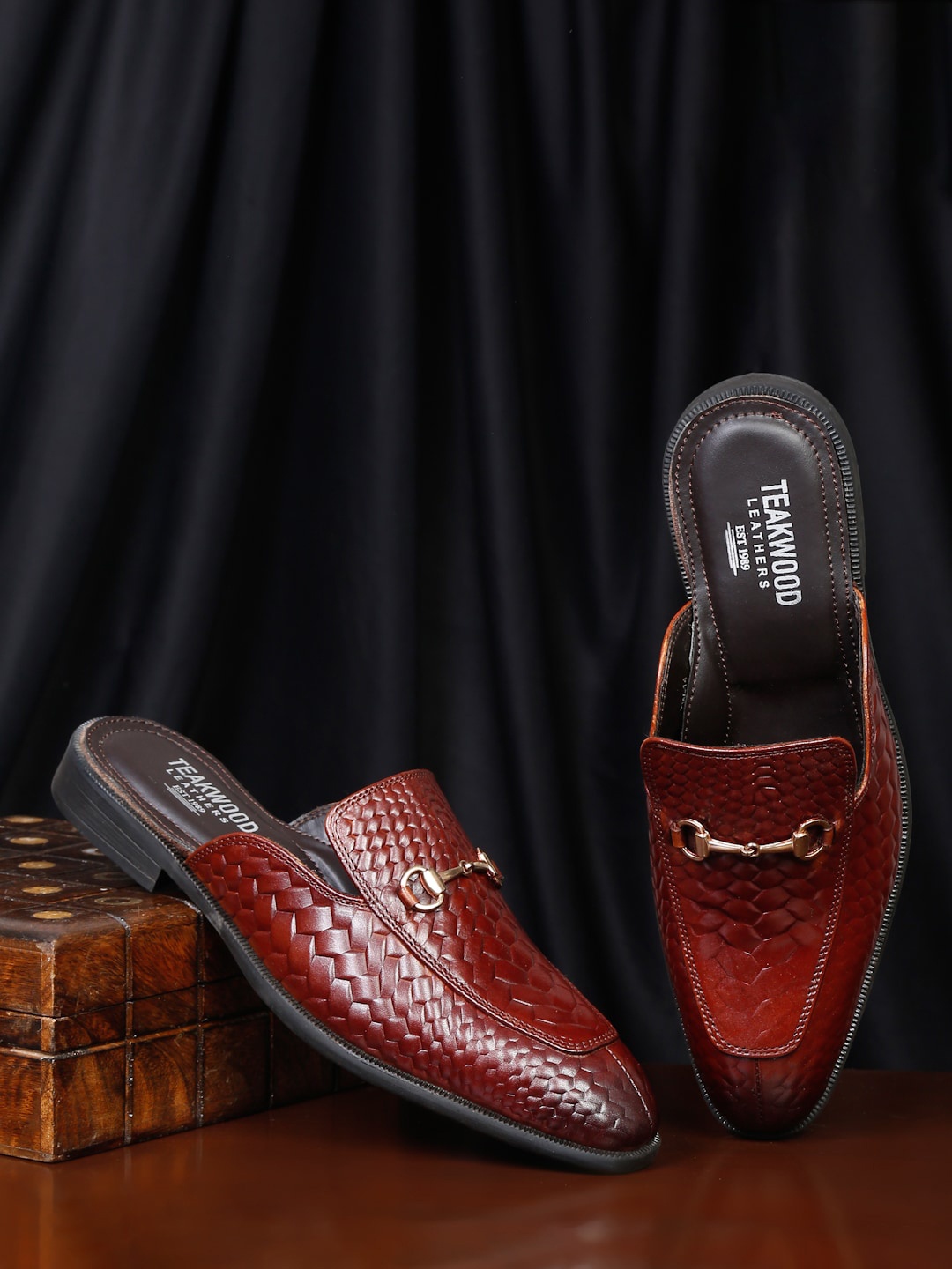 

Teakwood Leathers Men Textured Leather Mules, Brown