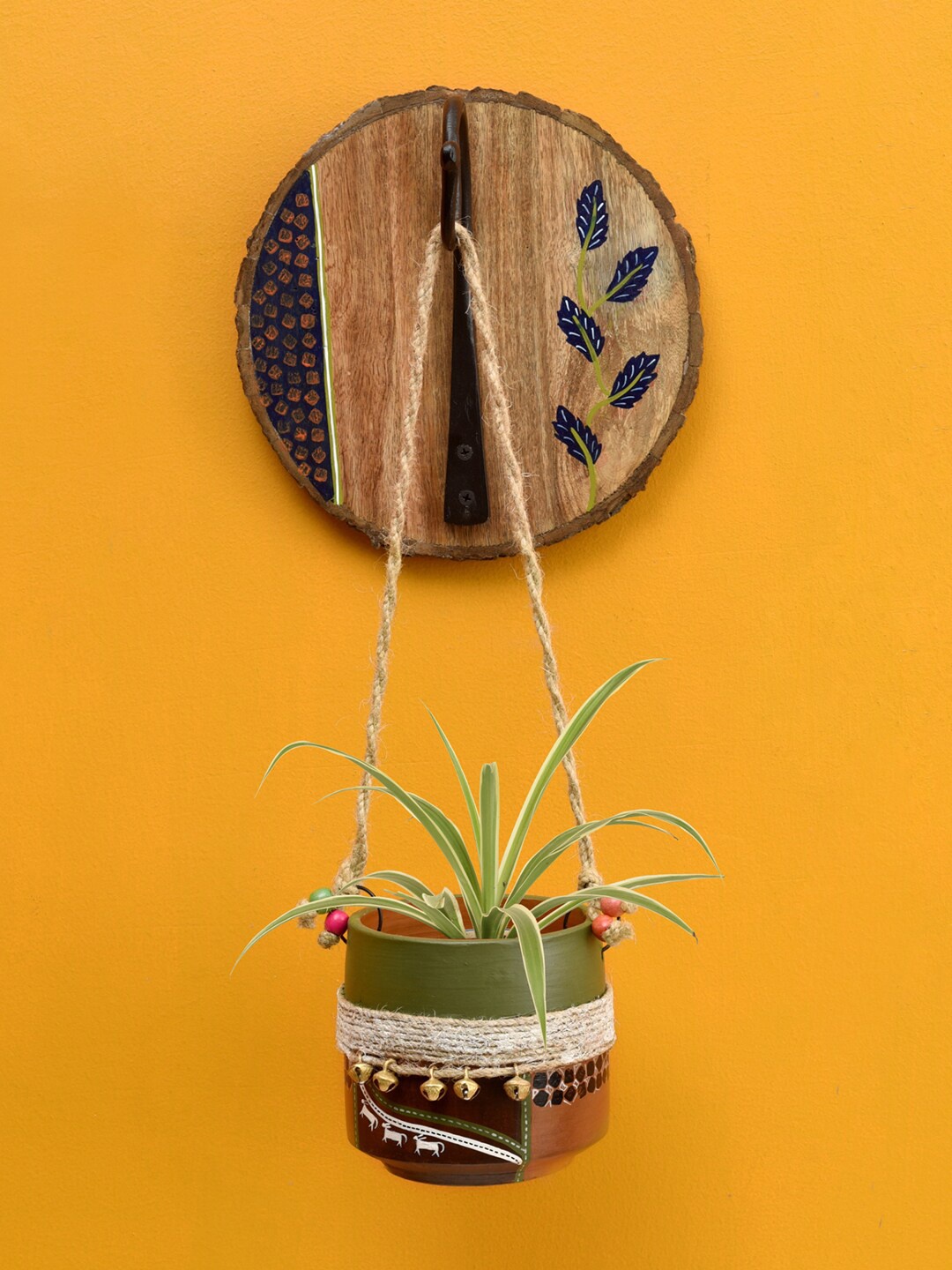 

AAKRITI ART CREATIONS Earthen Brown & Green Jute Embellished Planter With Wall Hook