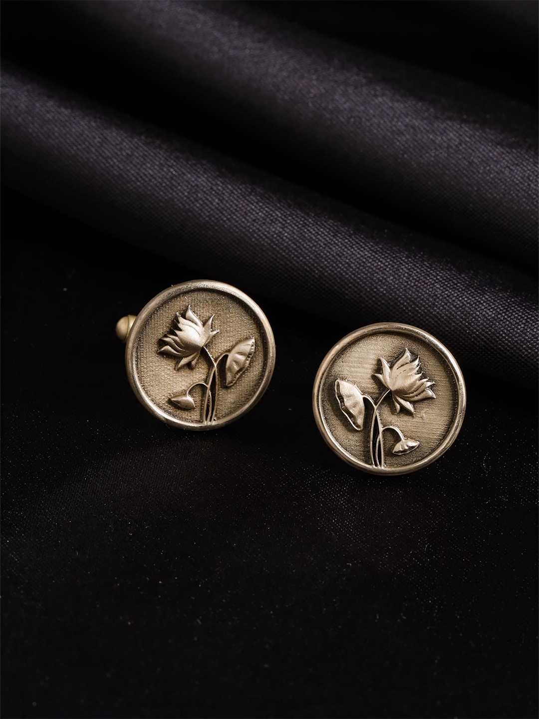 

COSA NOSTRAA Quirky Lotus Magic Cufflink, Metallic