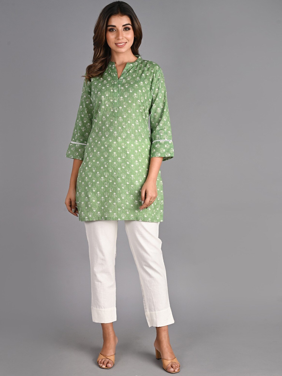 

Do Dhaage Floral Printed Straight Pure Cotton Kurti, Green