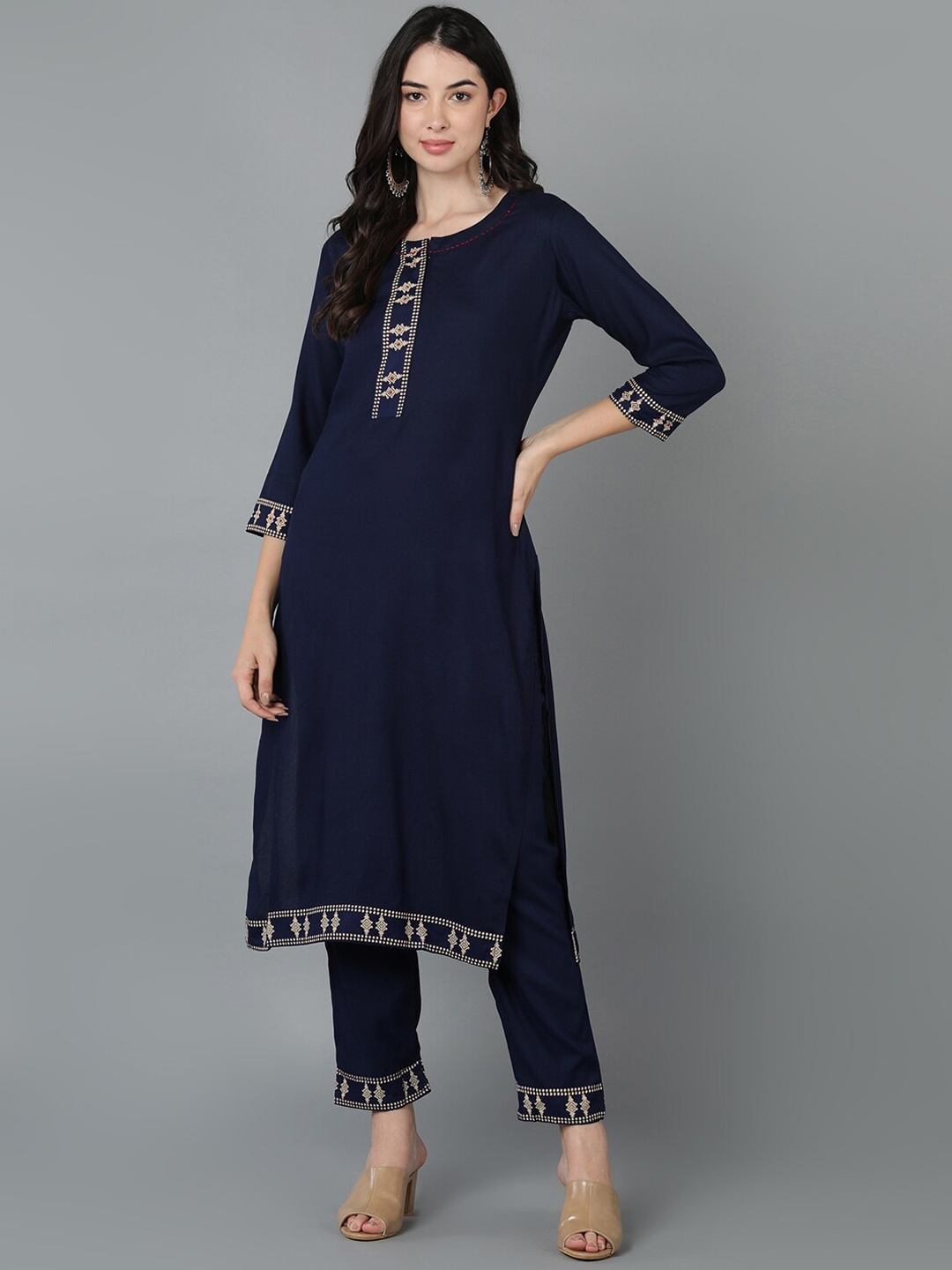

VAHSON Ethnic Motifs Embroidered Regular Kurta with Trousers, Navy blue