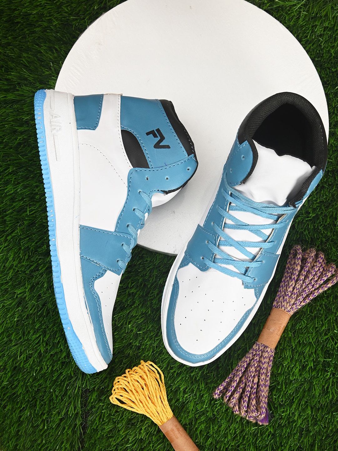 

Fashion Victim Men Colourblocked Lightweight Sneakers, White