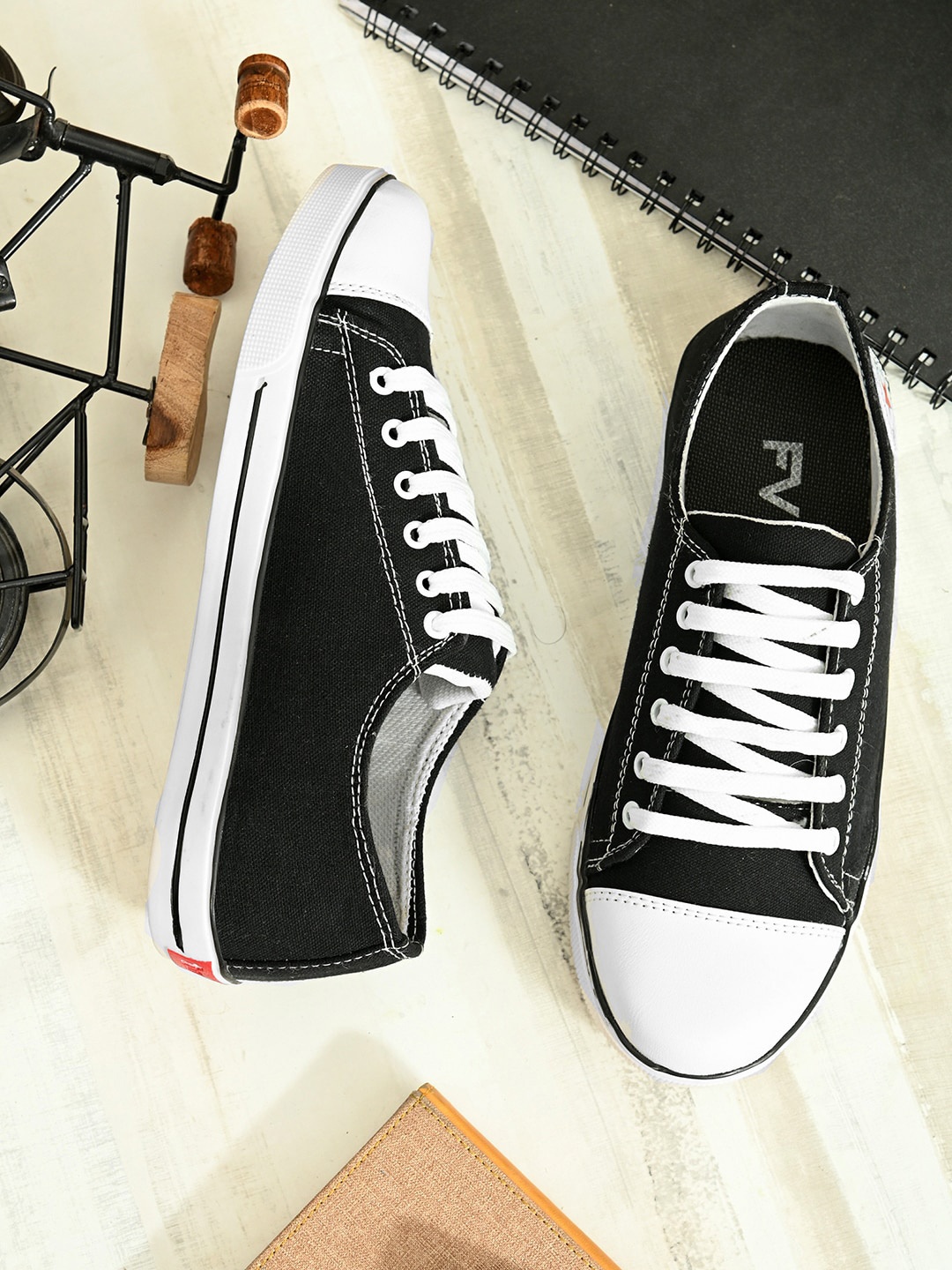 

Fashion Victim Men Colourblocked Lightweight Canvas Sneakers, Black