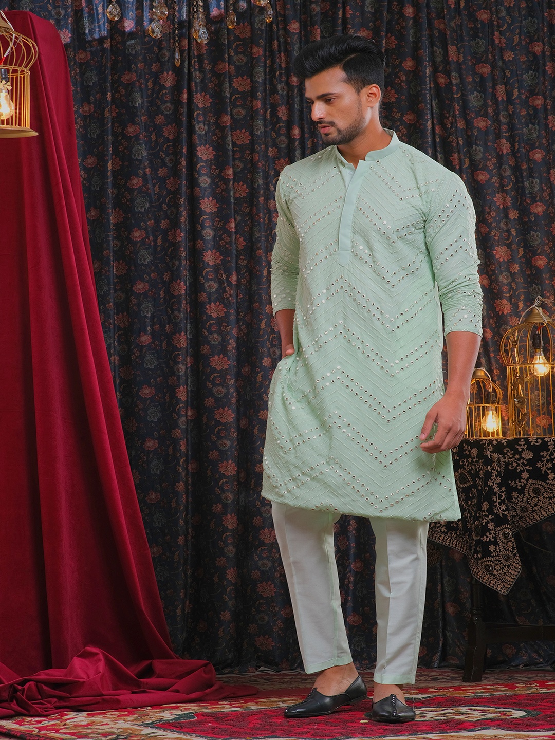 

VASTRAMAY Chevron Embroidered Mirror Work Kurta with Pyjamas, Green