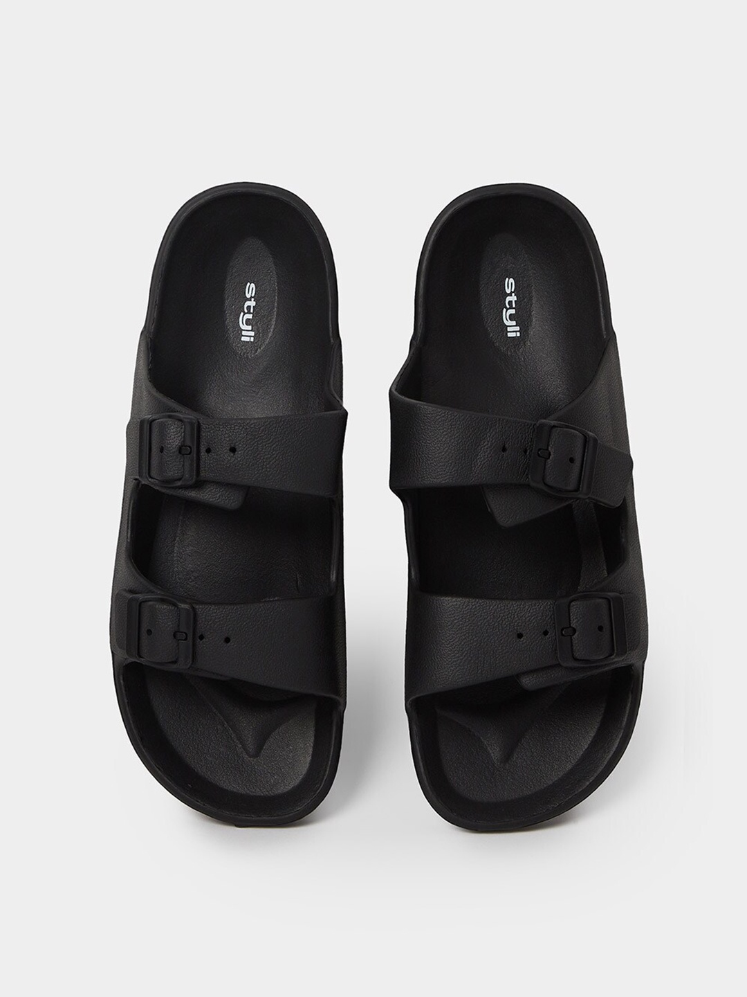 

Styli Men Solid Rubber Comfort Sandals With Buckle Detail, Black