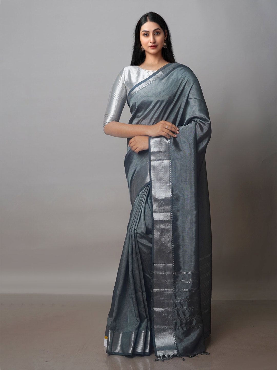 

Unnati Silks Striped Silk Blend Mangalagiri Saree, Grey