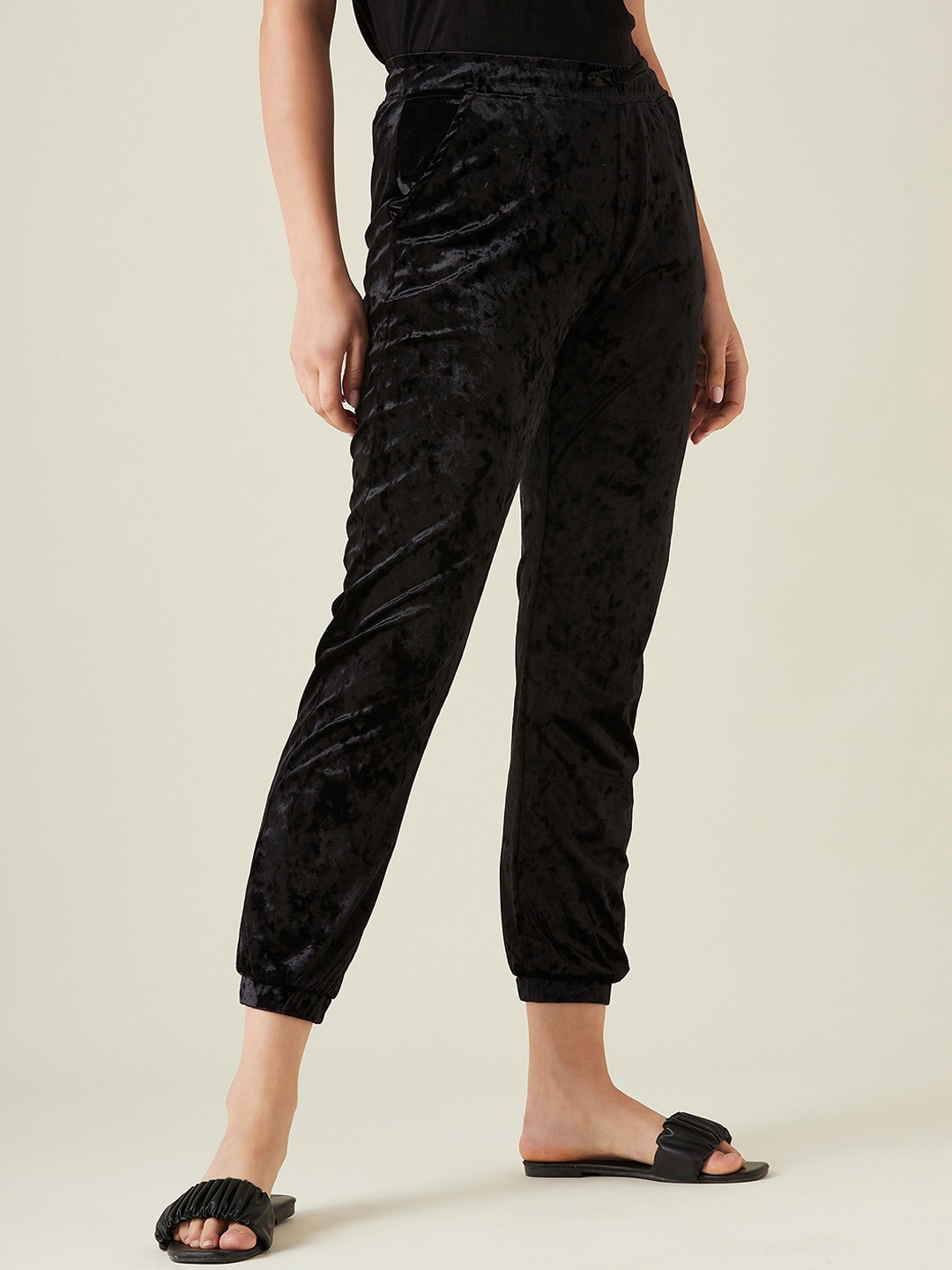 

The Kaftan Company Women Velvet Jogger, Black
