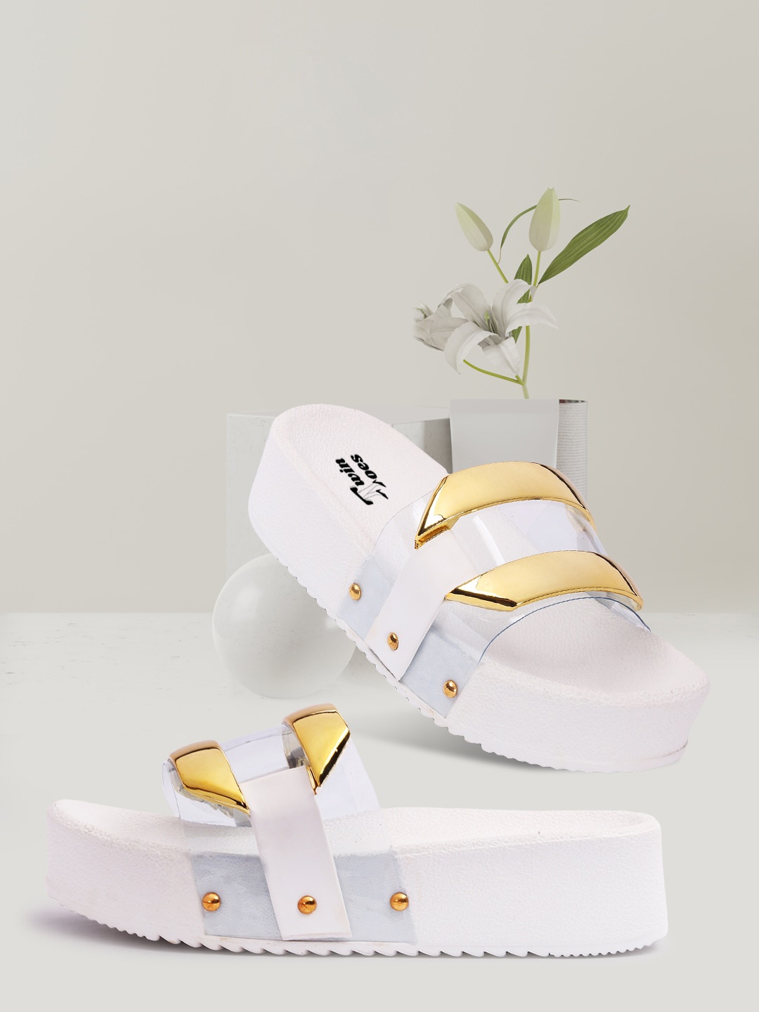 

TWIN TOES Women Open Toe Flats, White