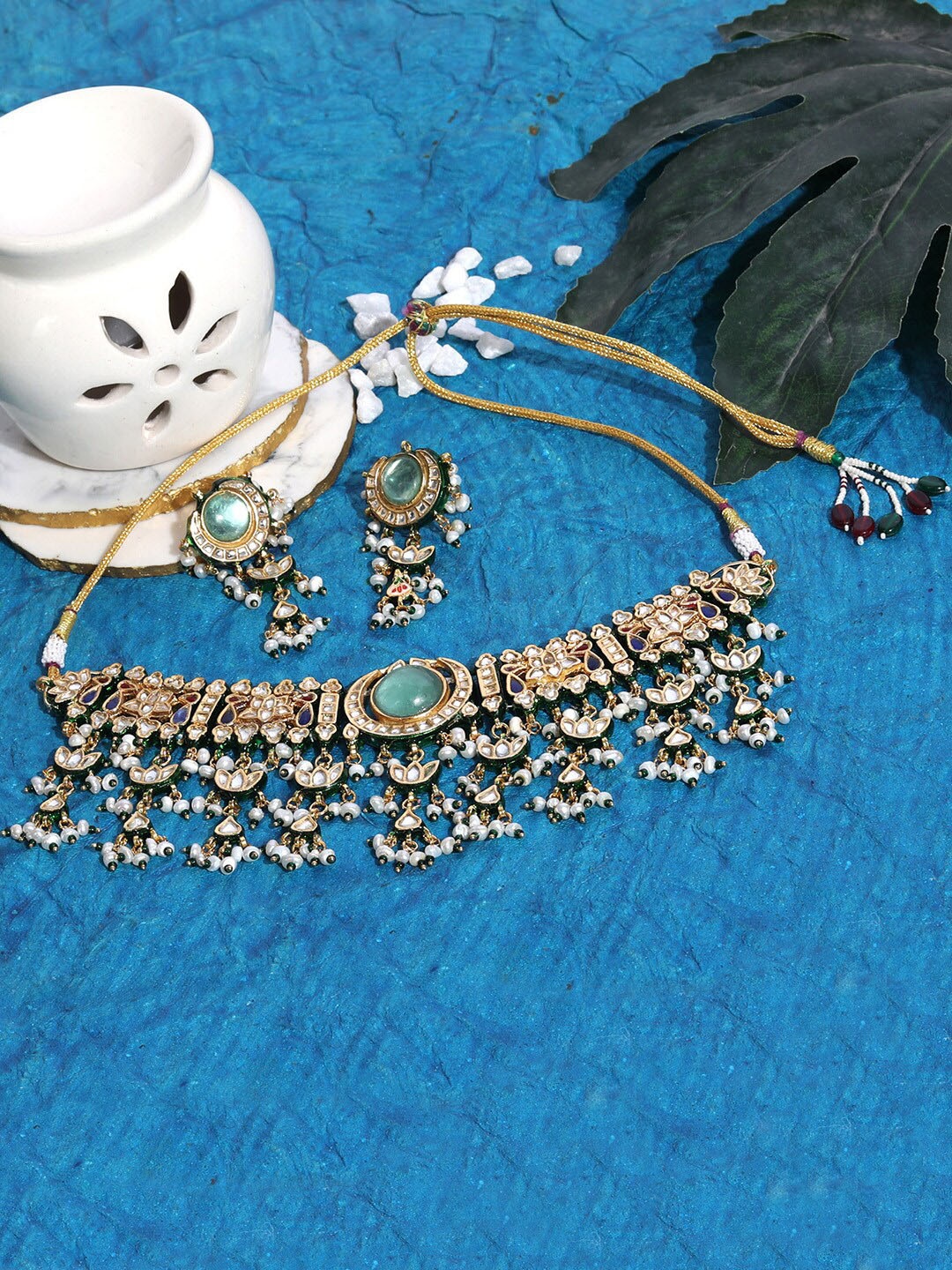 

AURAA TRENDS Gold-Plated Kundan-Studded & Beaded Jewellery Set