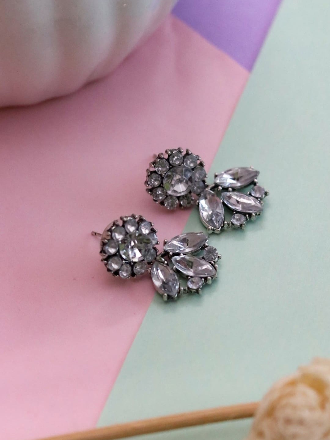 

Ishhaara Silver-Plated Leaf Shaped Drop Earrings, White
