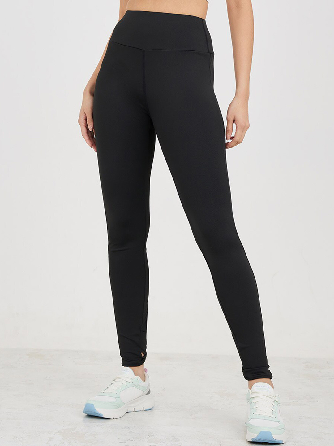 

Styli Women Black Mid-Rise Sports Tights
