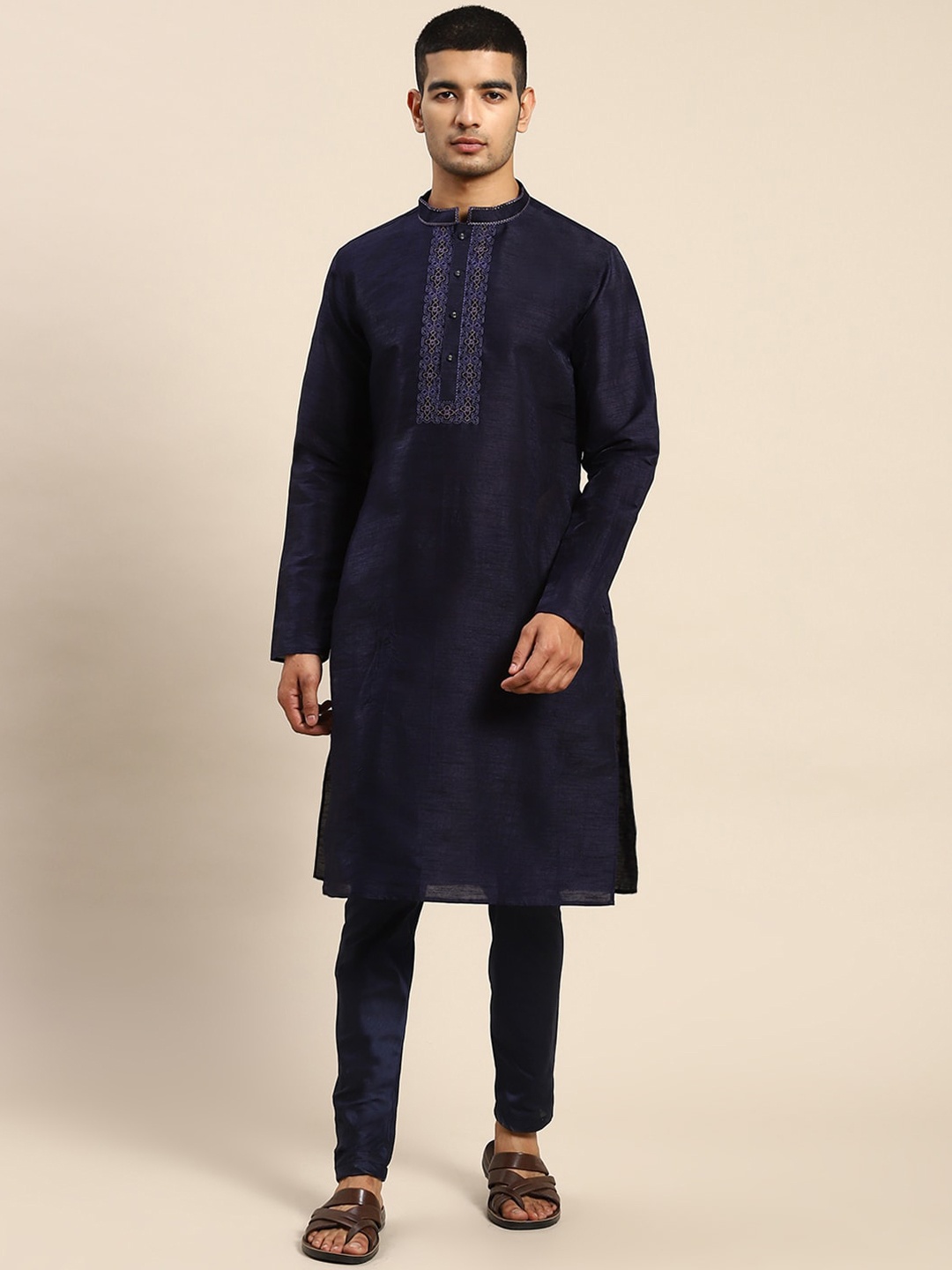 

Amodh by Kisah Mandarin Collar Thread Work Kurta, Navy blue