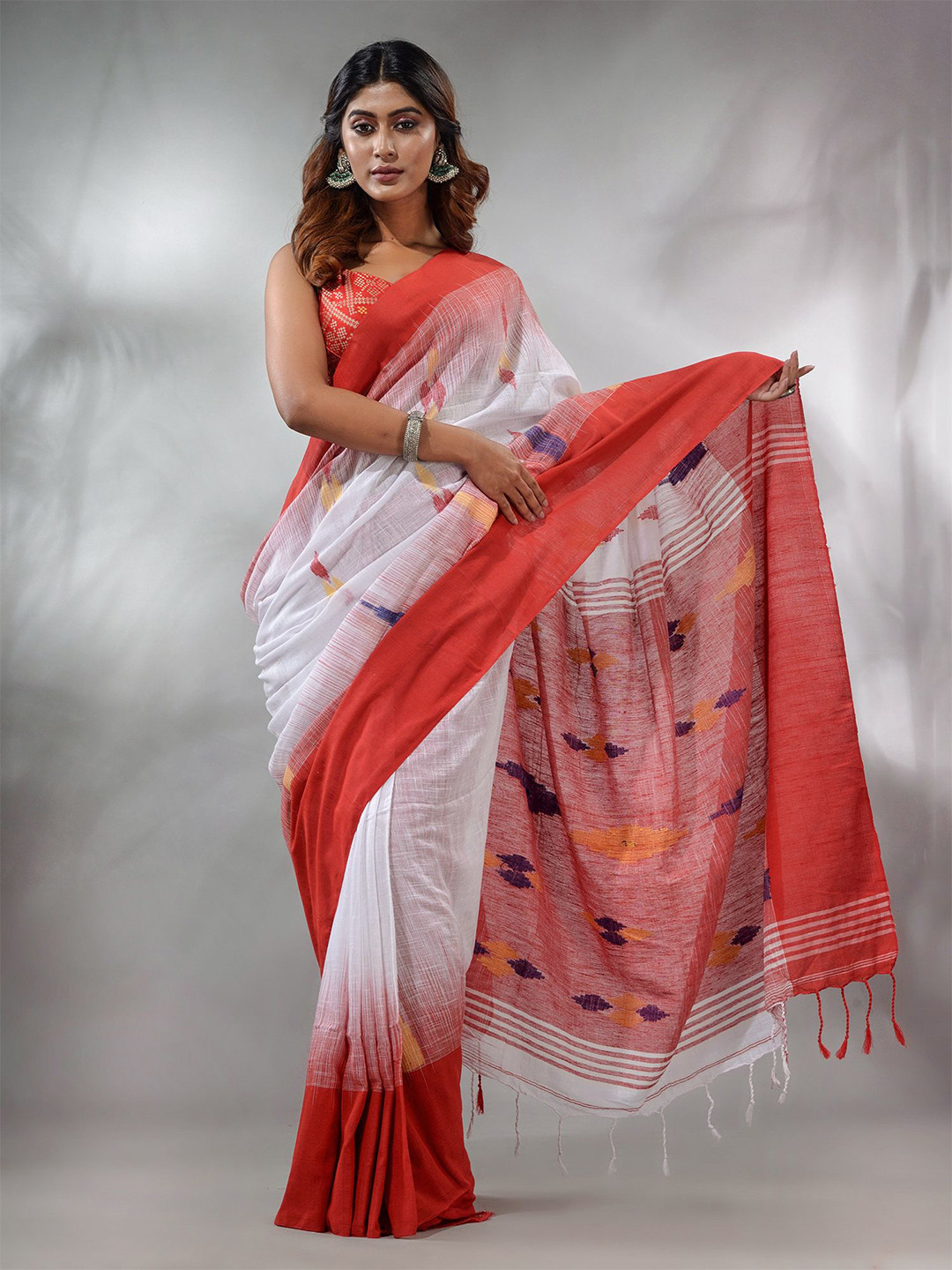 

Charukriti Woven Design Pure Cotton Ikat Saree, White