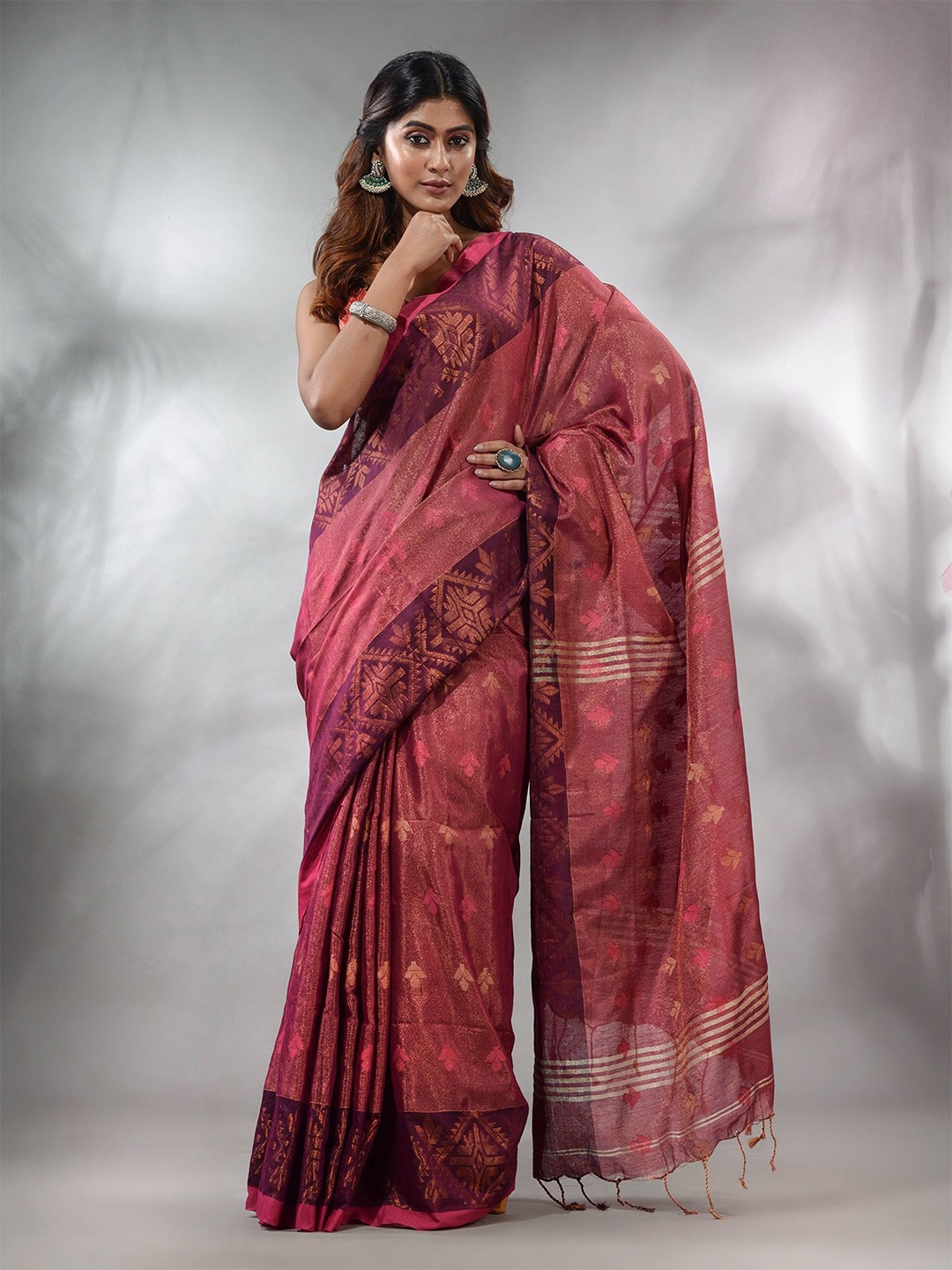 

Charukriti Floral Woven Design Zari Tissue Saree, Magenta