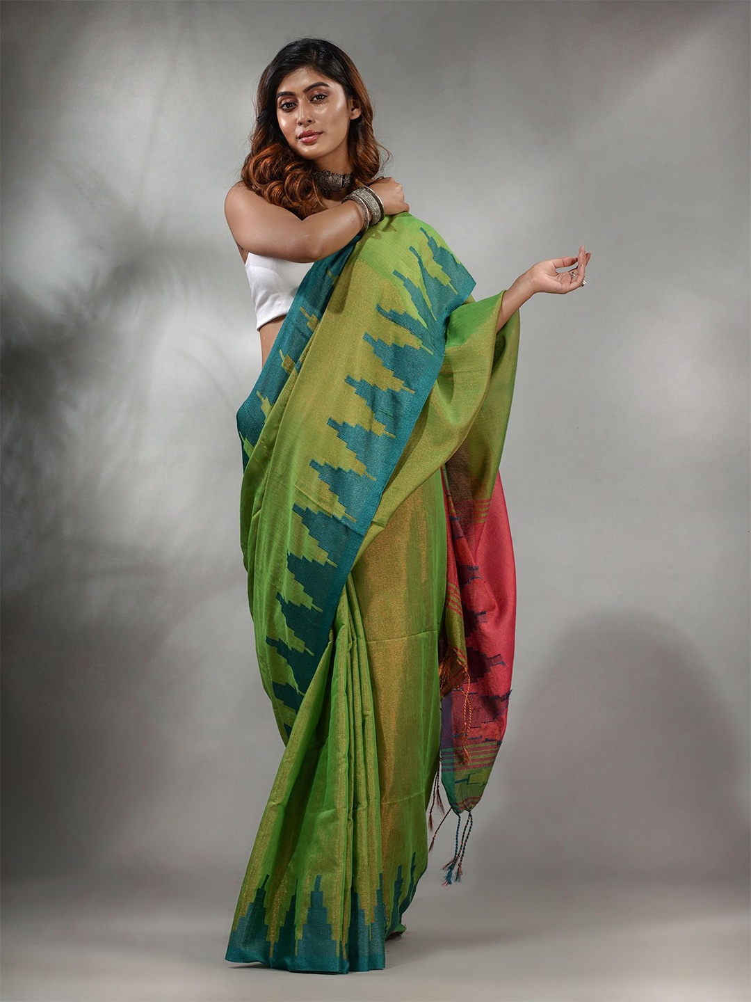 

Charukriti Temple Borders Tissue Saree, Green