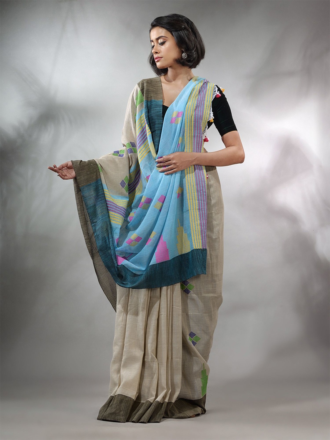 

Charukriti Geometric Woven Design Pure Cotton Saree, Beige