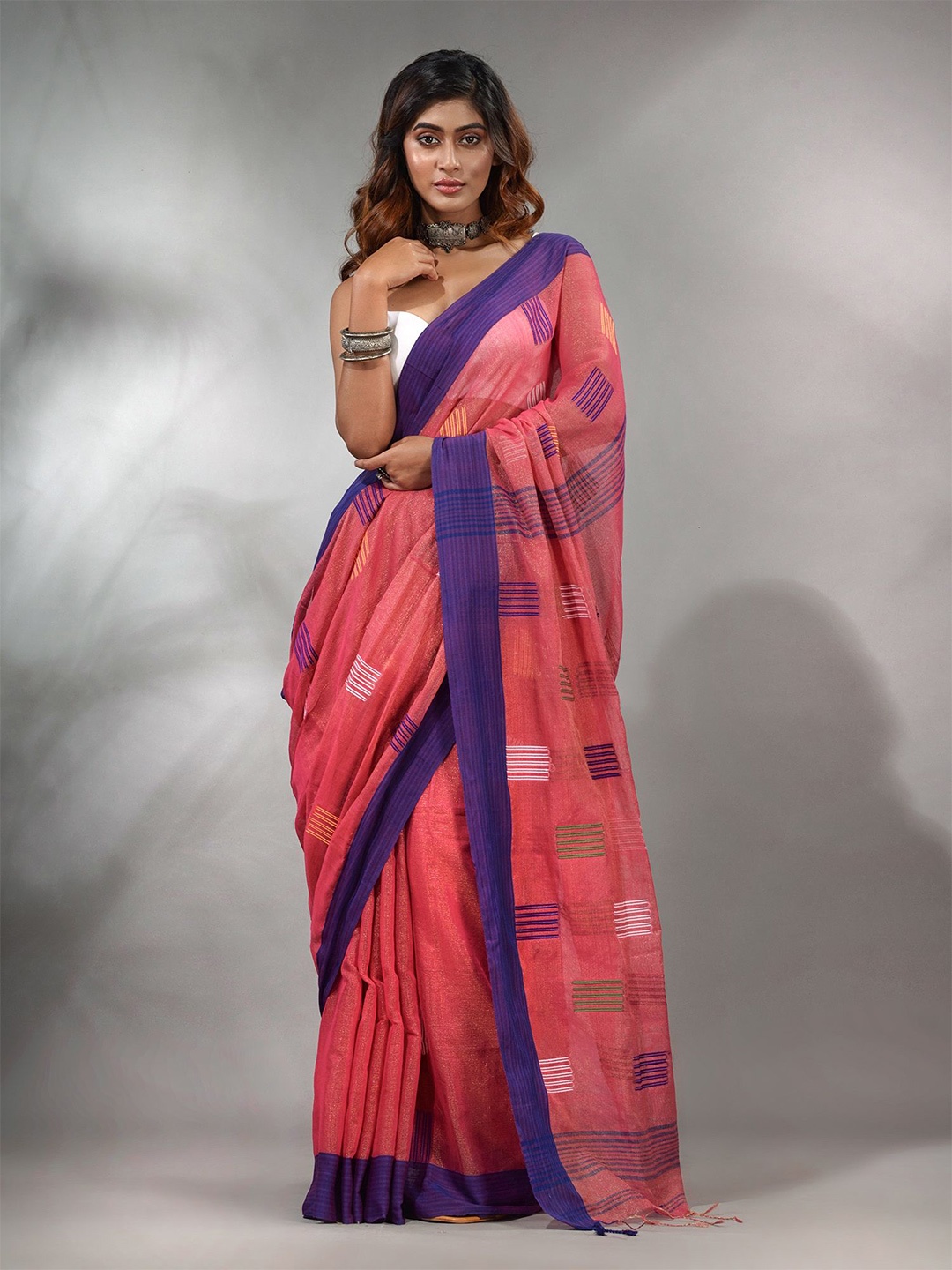 

Charukriti Geometric Woven Design Tissue Saree, Pink