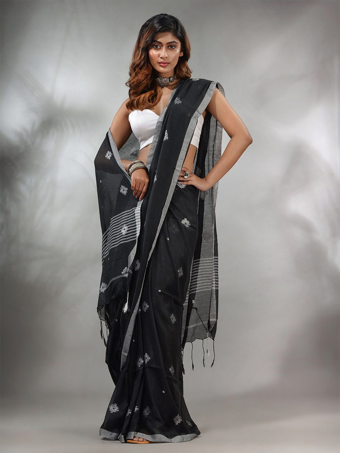 

Charukriti Woven Design Pure Cotton Saree, Black