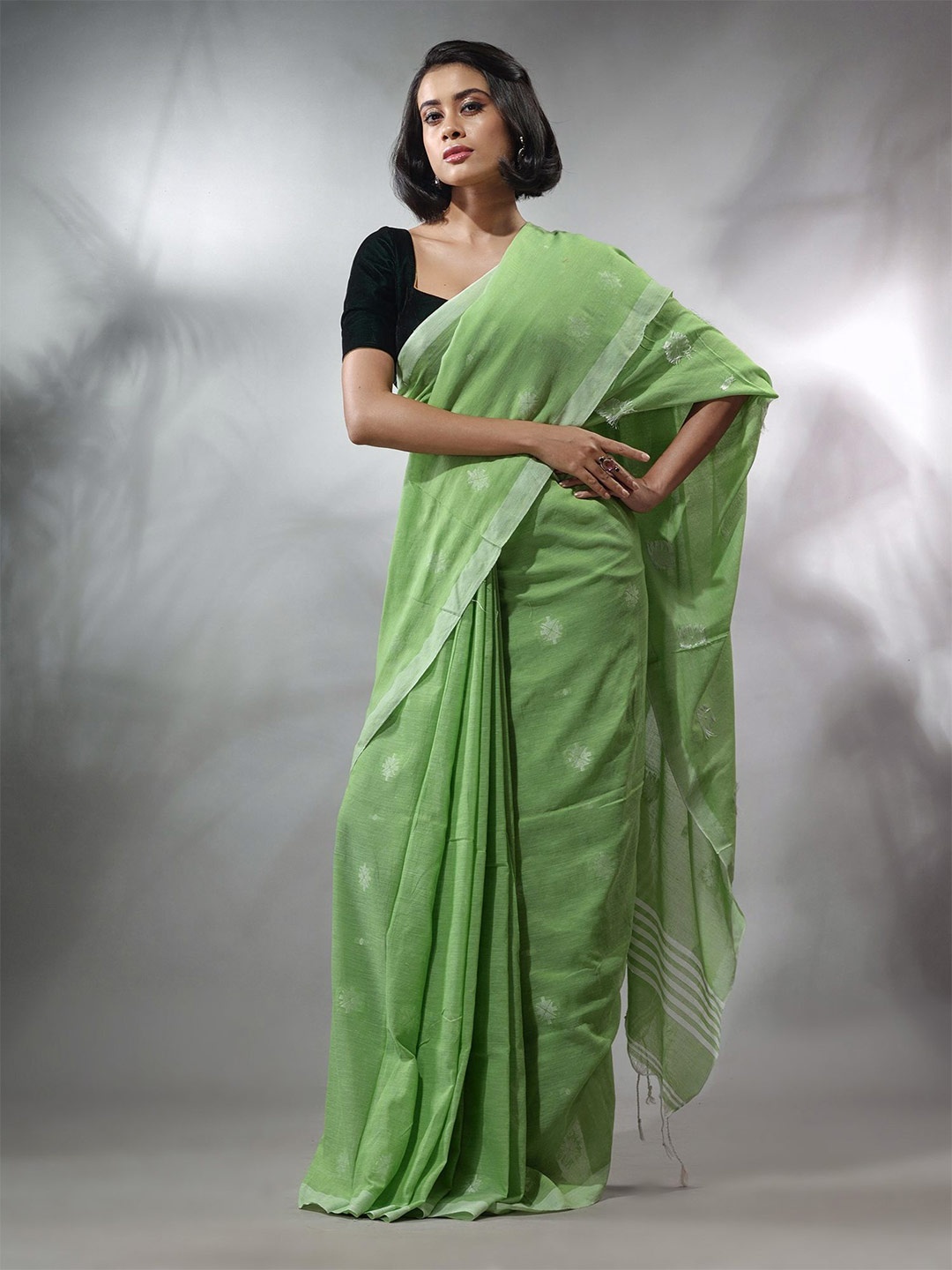 

Charukriti Woven Design Pure Cotton Saree, Green