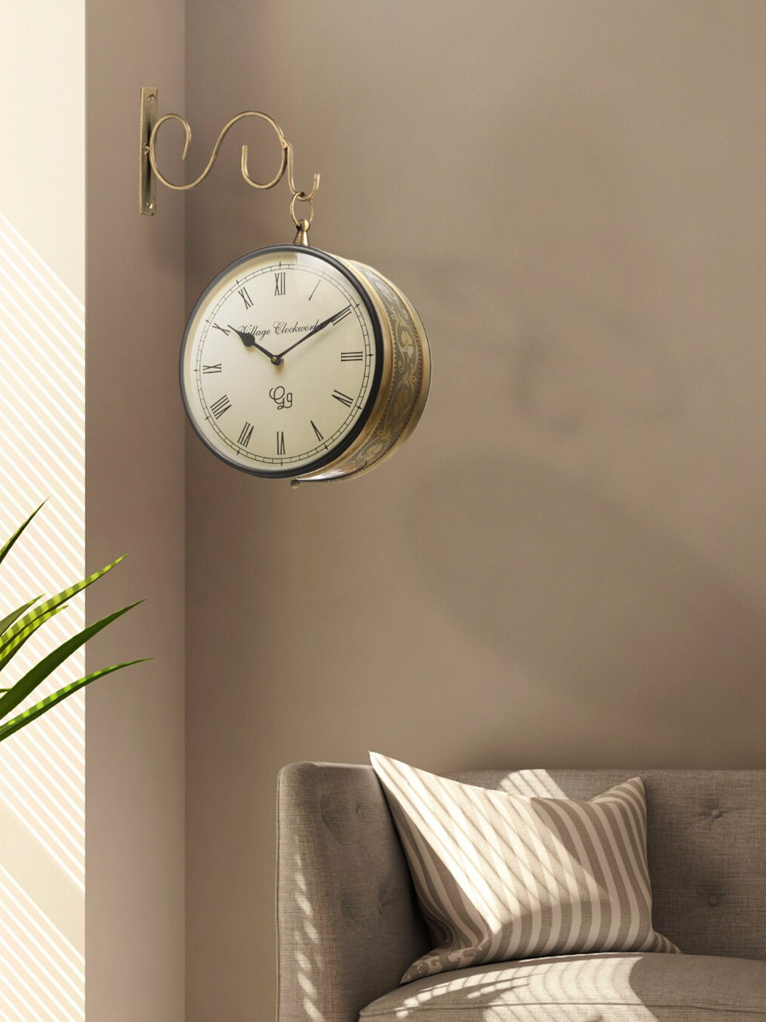 

green girgit Gold-Toned Vintage Metal Round Station Wall Clock