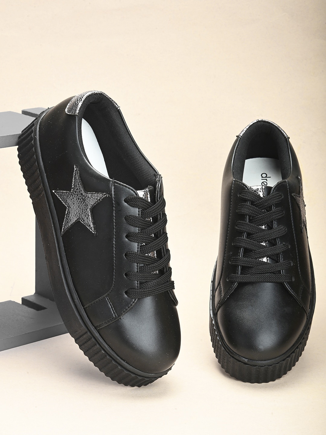 

DressBerry Women Star Applique Lightweight Sneakers, Black