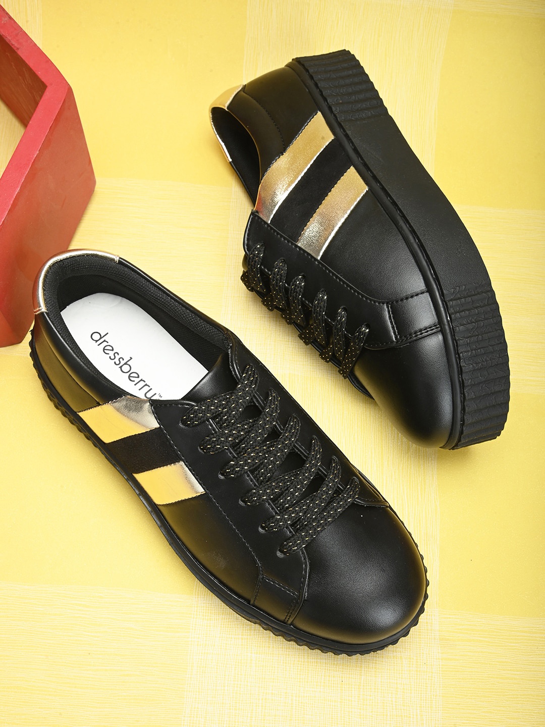 

DressBerry Women Striped Lightweight Sneakers, Black
