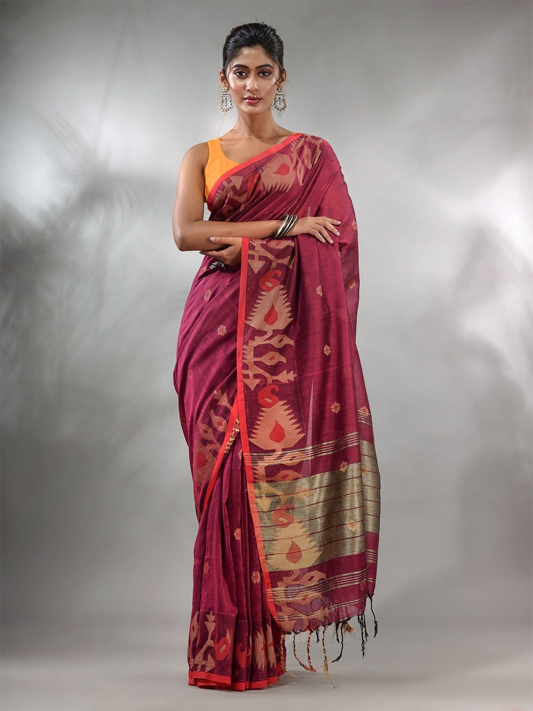 

Charukriti Woven Design Zari Pure Cotton Saree, Magenta