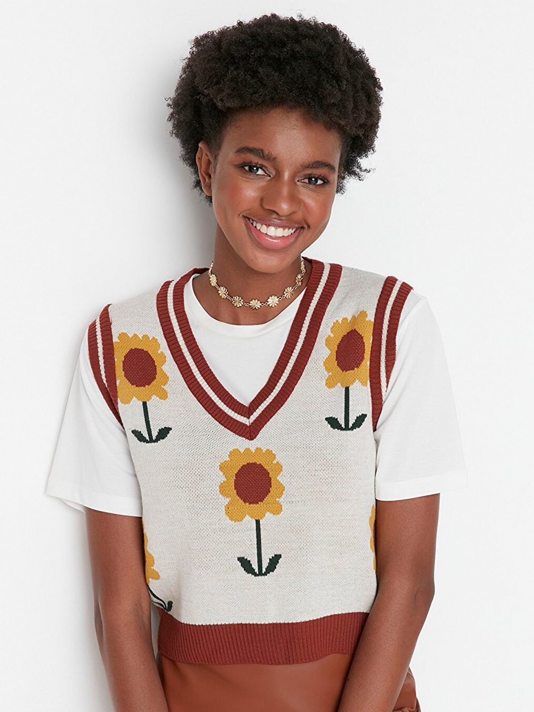 

Trendyol V-Neck Sleeveless Floral Self Design Acrylic Sweater, White