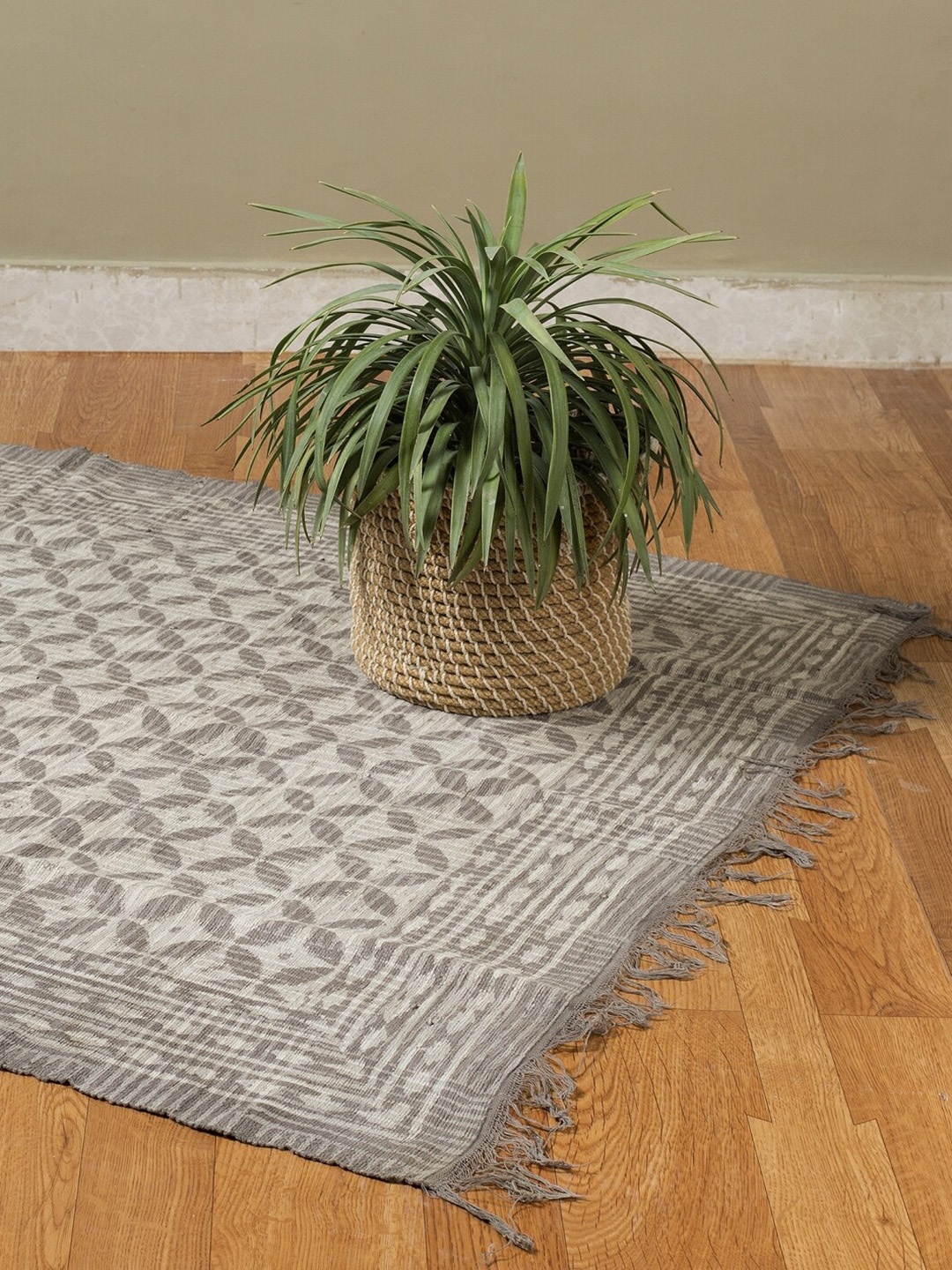 

HANDICRAFT PALACE Grey & White Hand Block Printed Cotton Carpet