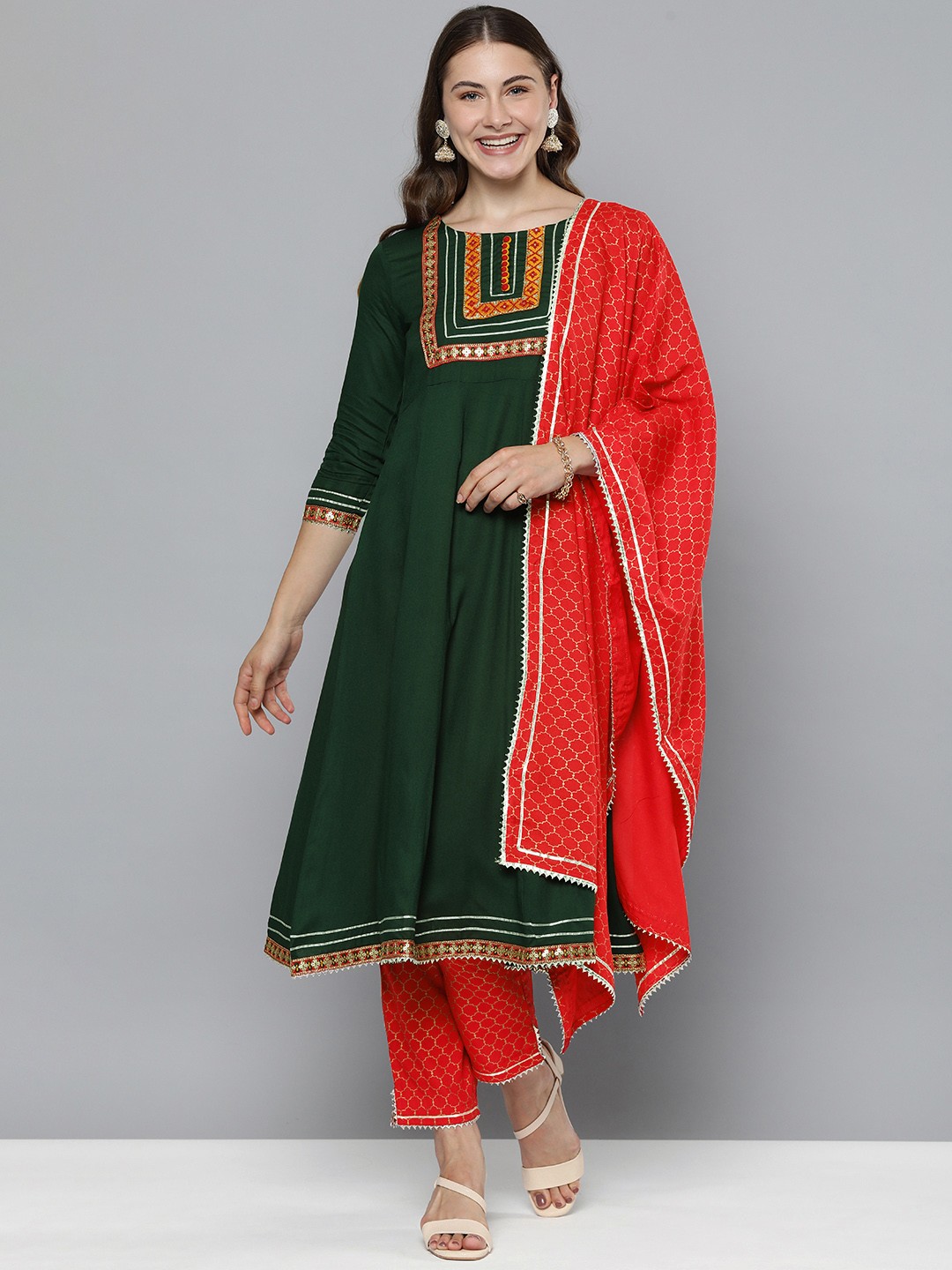 

HERE&NOW Floral Yoke Design Regular Thread Work Kurta with Trousers & With Dupatta, Green