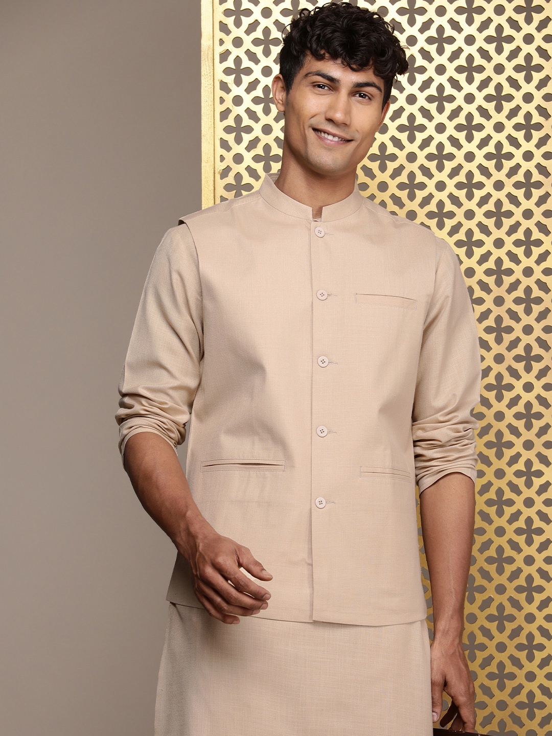 

House of Pataudi Men Jashn Kurta & Trousers With Nehru Jacket, Beige