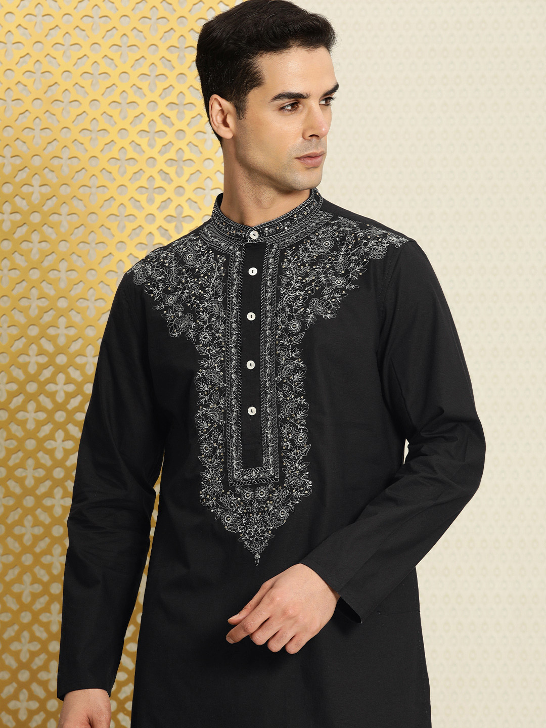 

House of Pataudi Men Embroidered Thread Work Jashn Kurta with Trousers, Black