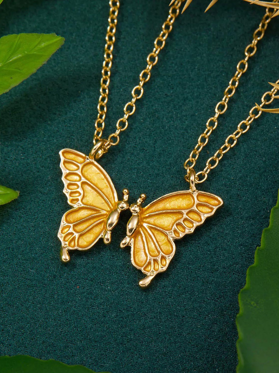

Pinapes Unisex Gold-Toned & Yellow Gold-Plated Necklace