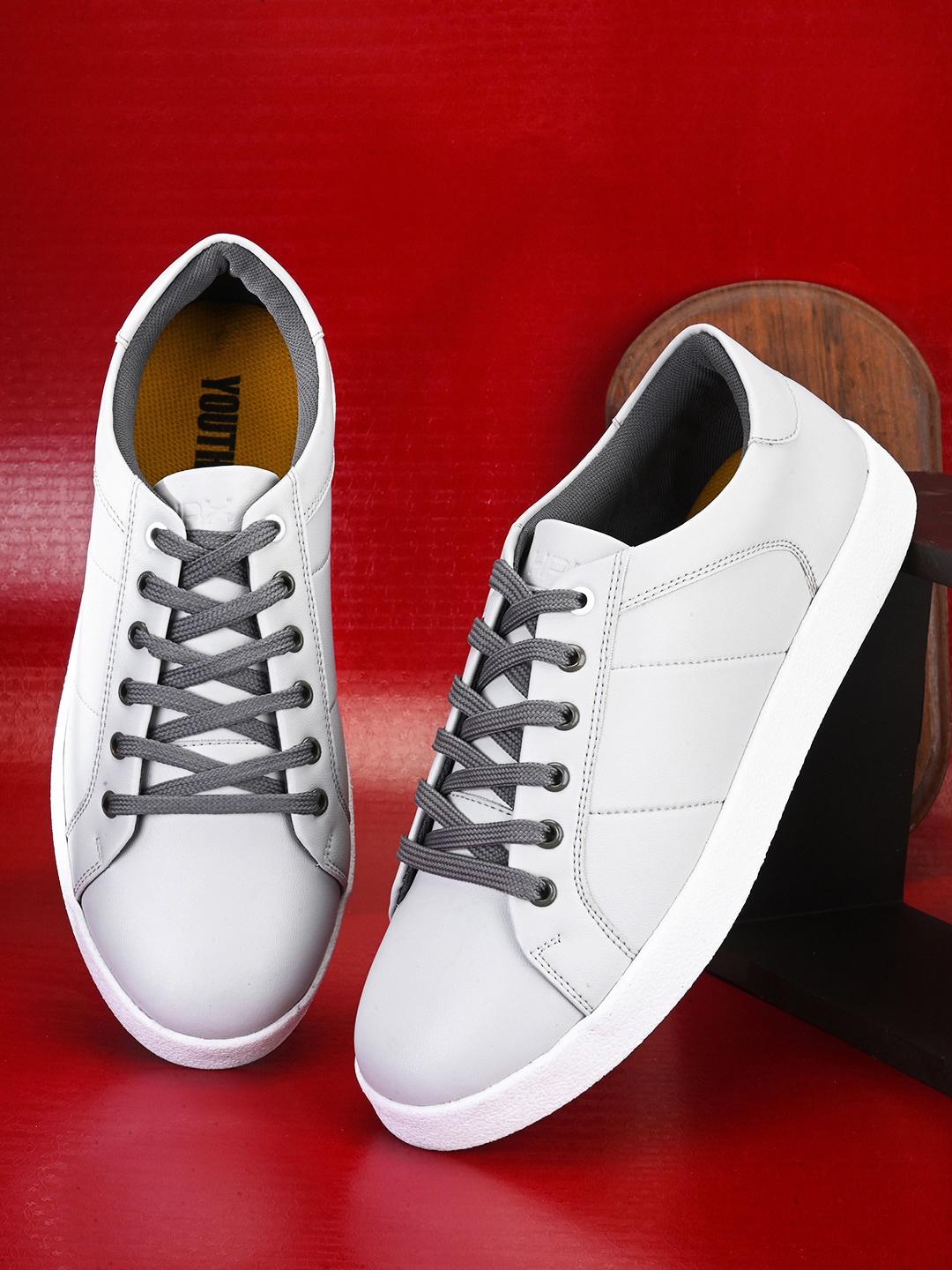 

HRX by Hrithik Roshan Men Contrast Lace Lightweight Sneakers, Grey