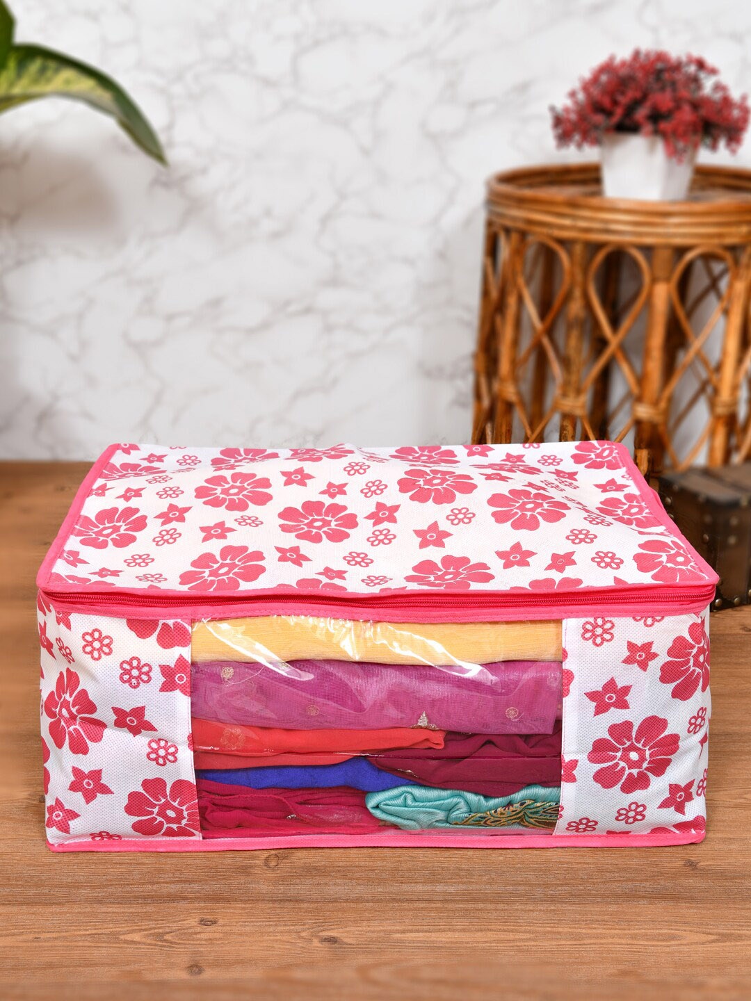 

Home Fresh White & Pink Printed Saree Organiser