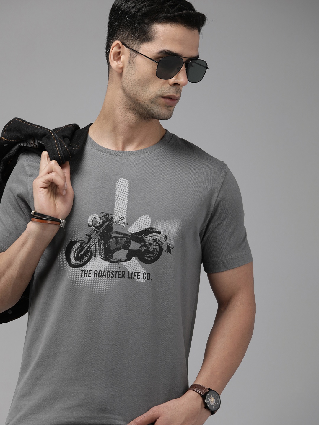 

Roadster Men Graphic Printed T-shirt, Grey