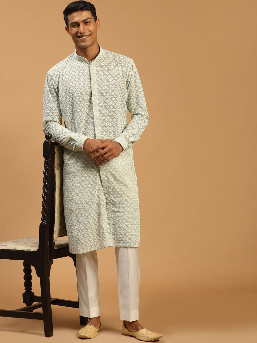 

VASTRAMAY Geometric Embroidered Mandarin Collar Chikankari Kurta With Pyjamas, Green