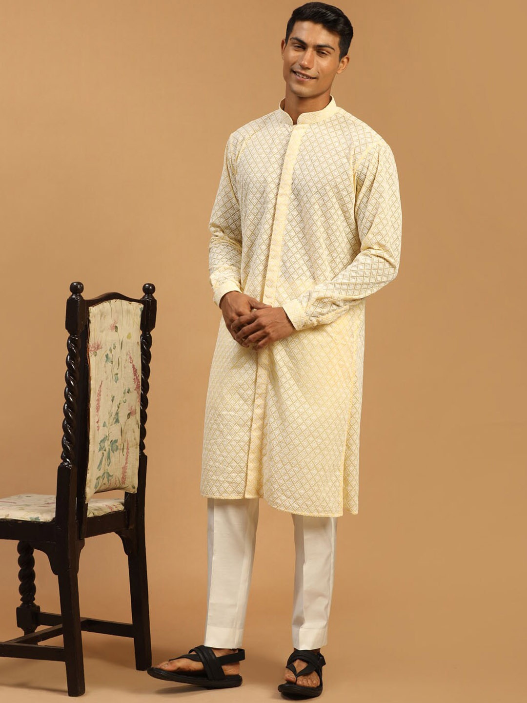 

VASTRAMAY Geometric Embroidered Mandarin Collar Chikankari Kurta With Pyjamas, Yellow