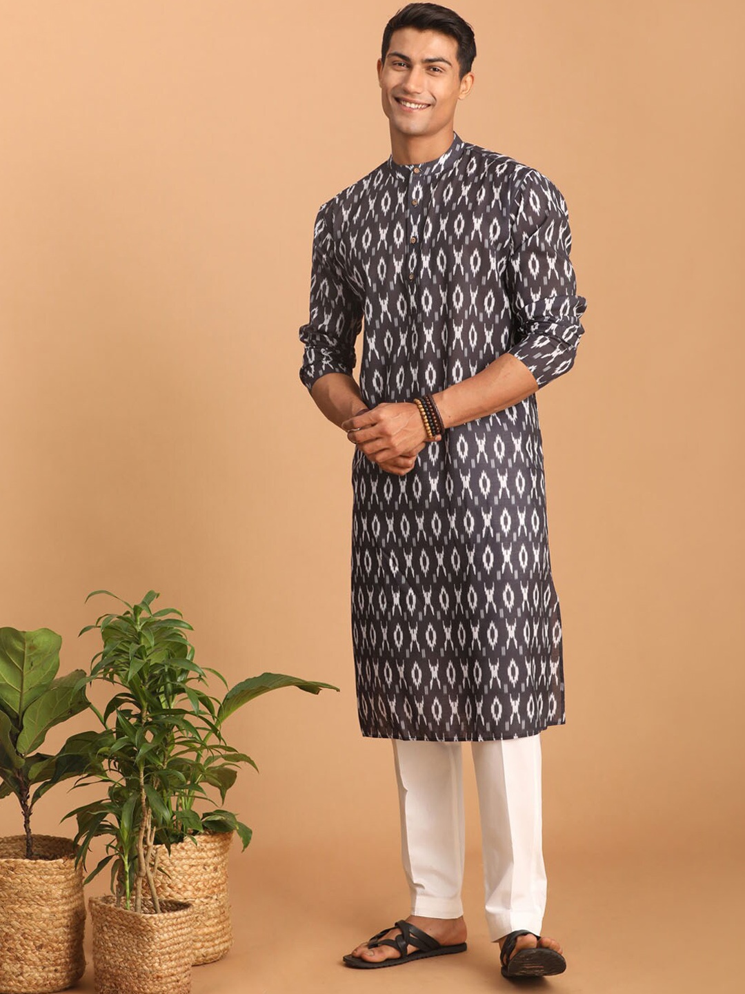 

VASTRAMAY Ethnic Motif Printed Ikat Mandarin Collar Kurta With Pyjamas, Black