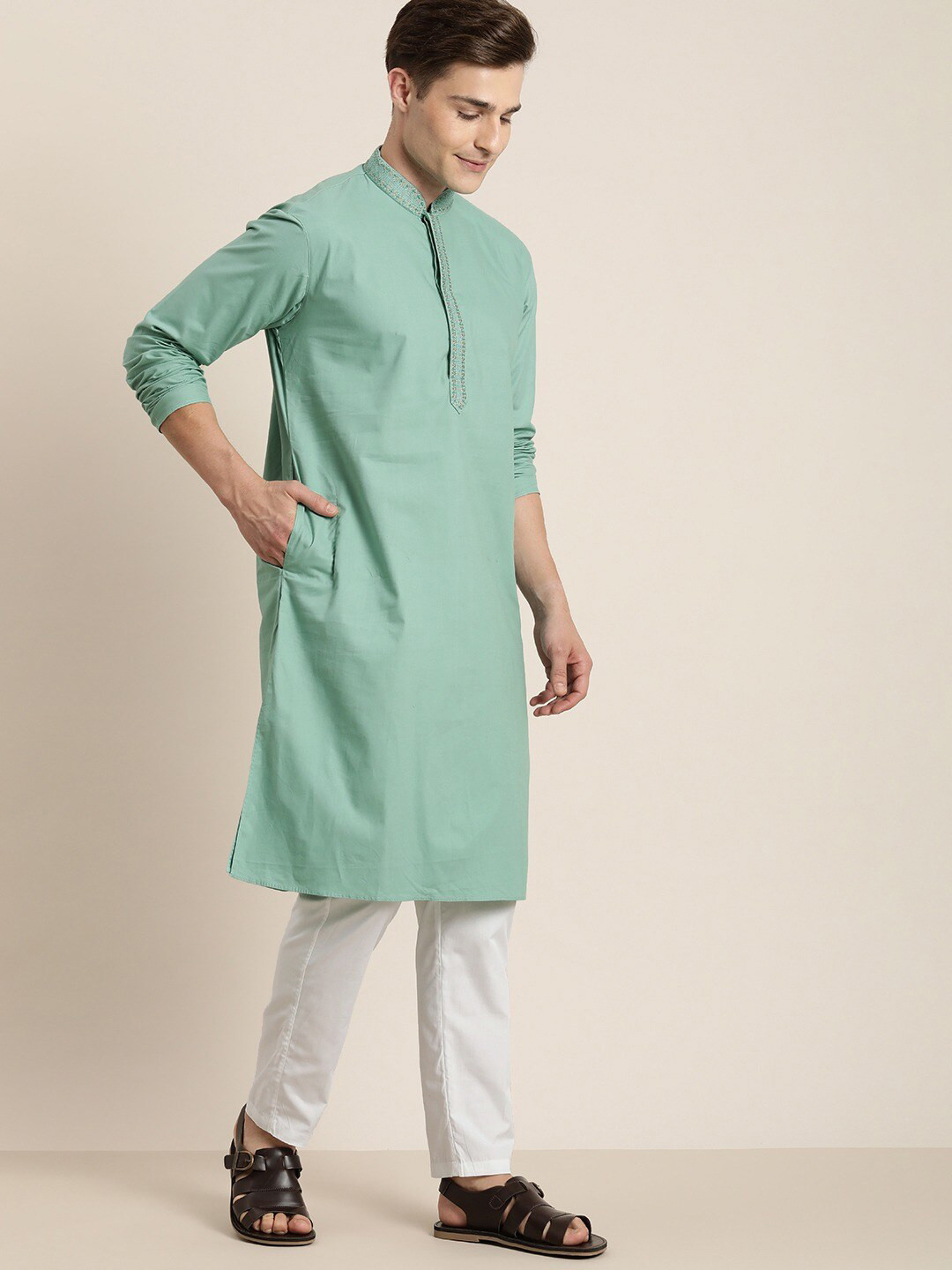 

VASTRAMAY Mandarin Collar Thread Work Kurta With Pyjamas, Sea green