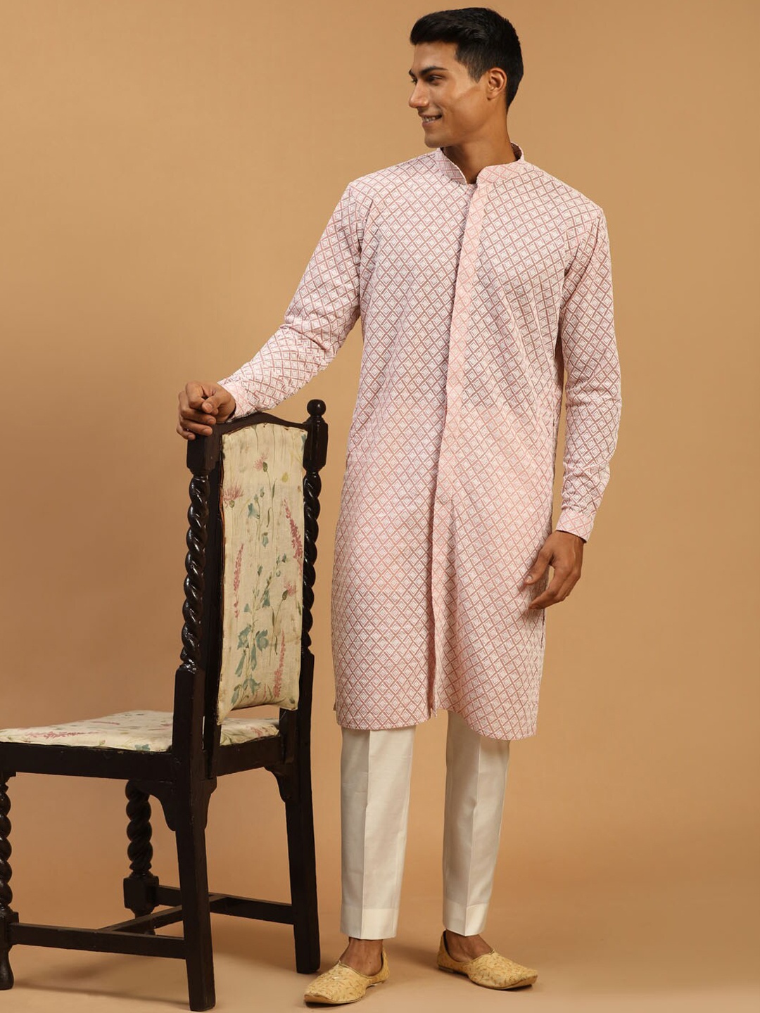 

VASTRAMAY Mandarin Collar Geometric Embroidered Chikankari Kurta With Pyjama, Pink