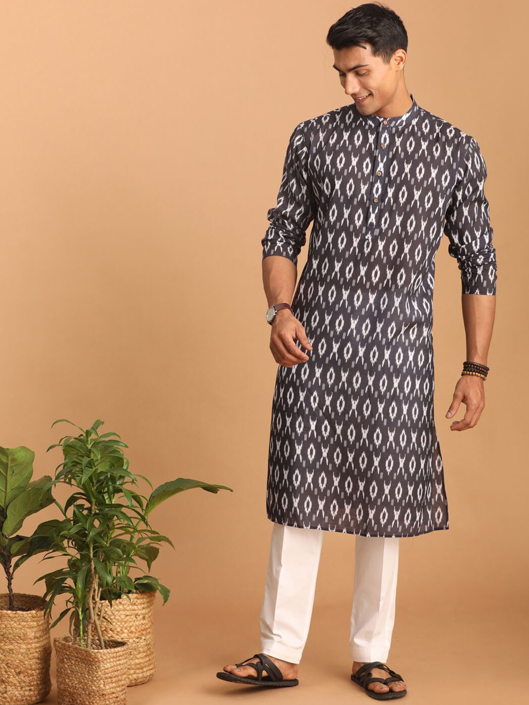

VASTRAMAY Ikat Ethnic Motifs Printed Kurta with Pyjamas, Charcoal