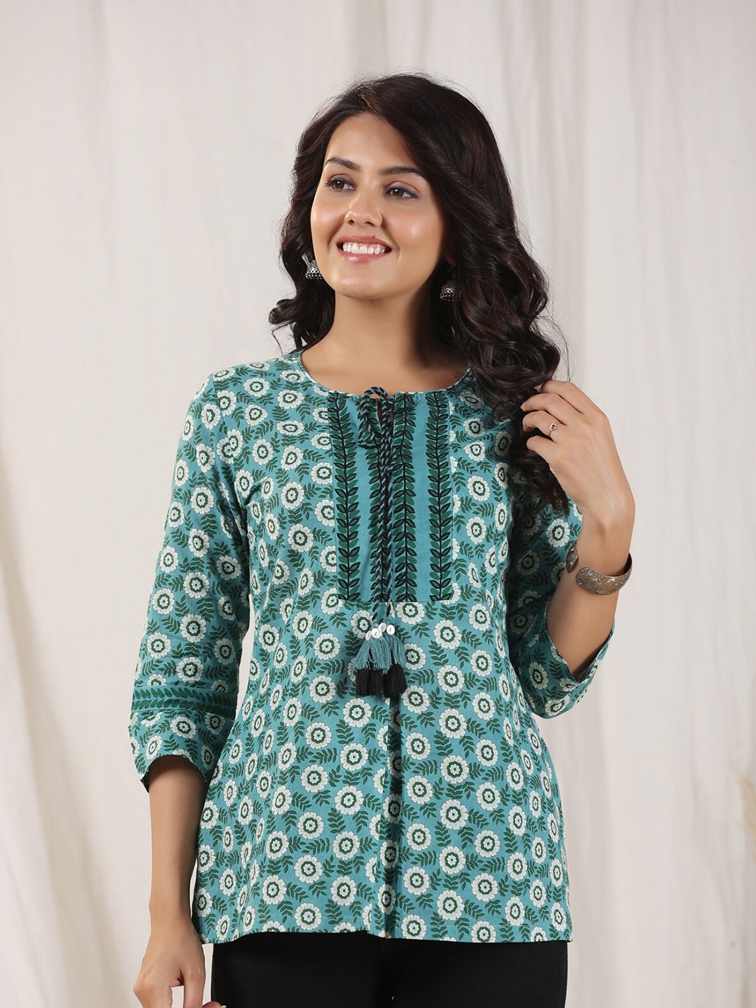 

Rain & Rainbow Floral Printed Tie Up Neck Pure Cotton Kurti, Green