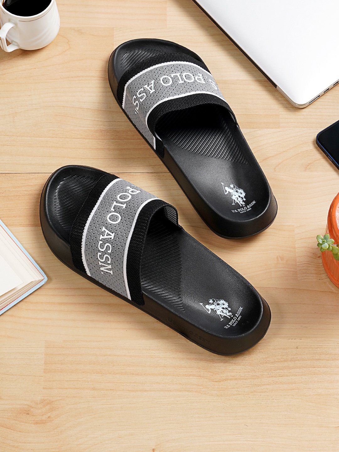 

U.S. Polo Assn. Men Printed Sliders, Black