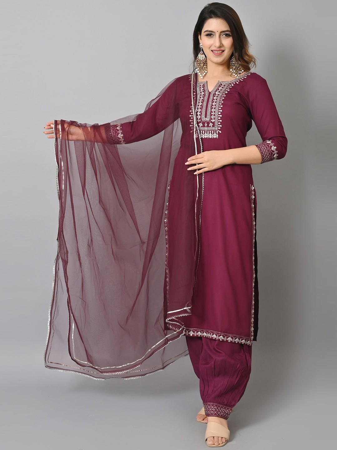 

VASTRAMANIAA Yoke Design Notched Neck Thread Work Kurta With Patiala & Dupatta, Maroon