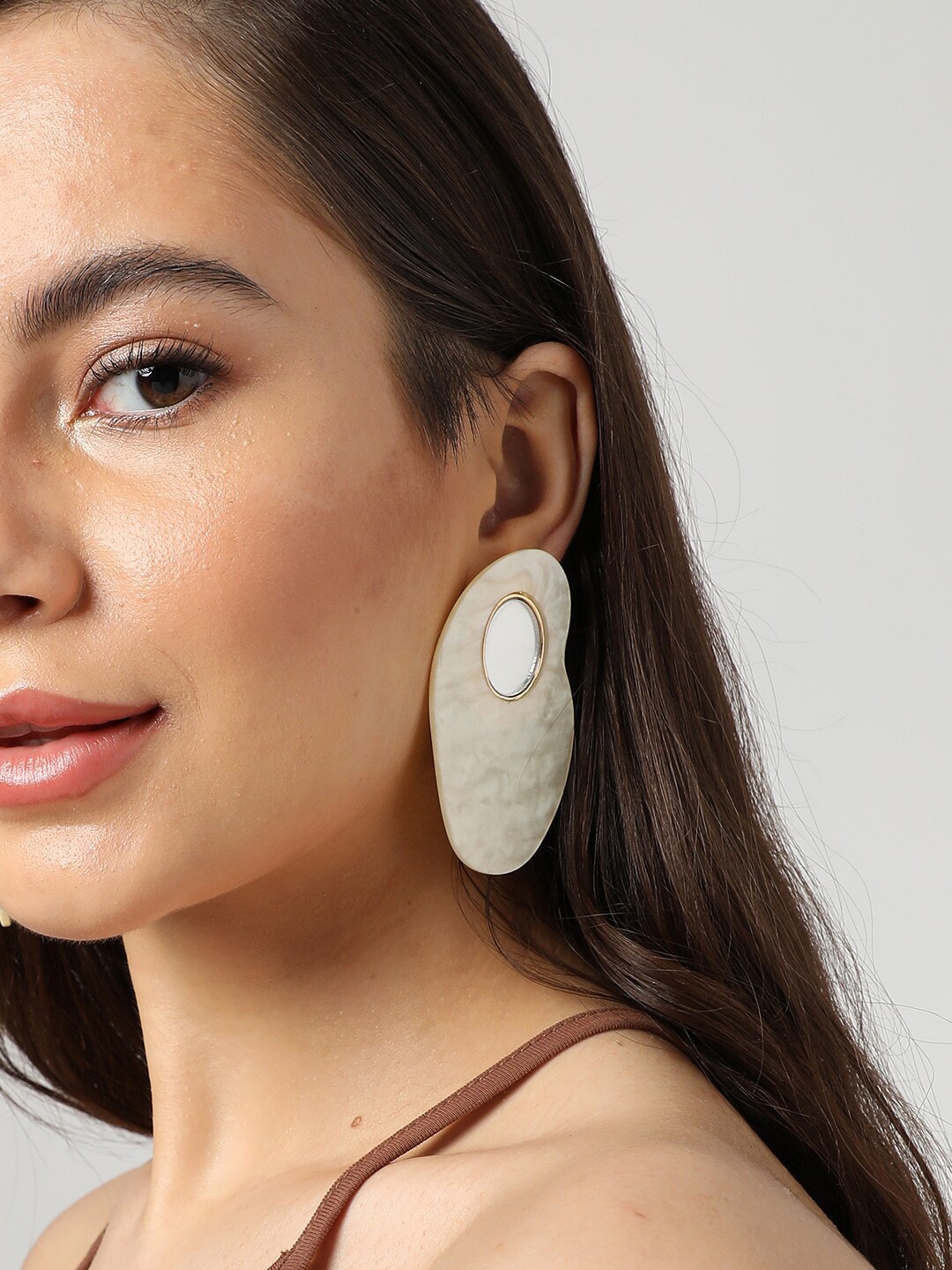 

SOHI Gold-Plated Contemporary Studs Earrings, White